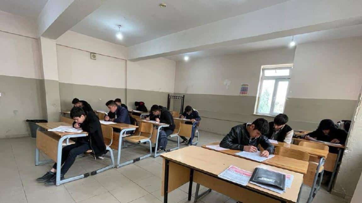 Hedef 2024 YKS hazırlıkları kapsamında Silopi Anadolu İmam Hatip Lisesi Olarak Okulumuzda seri Deneme Sınavlarımız devam etmektedir.
